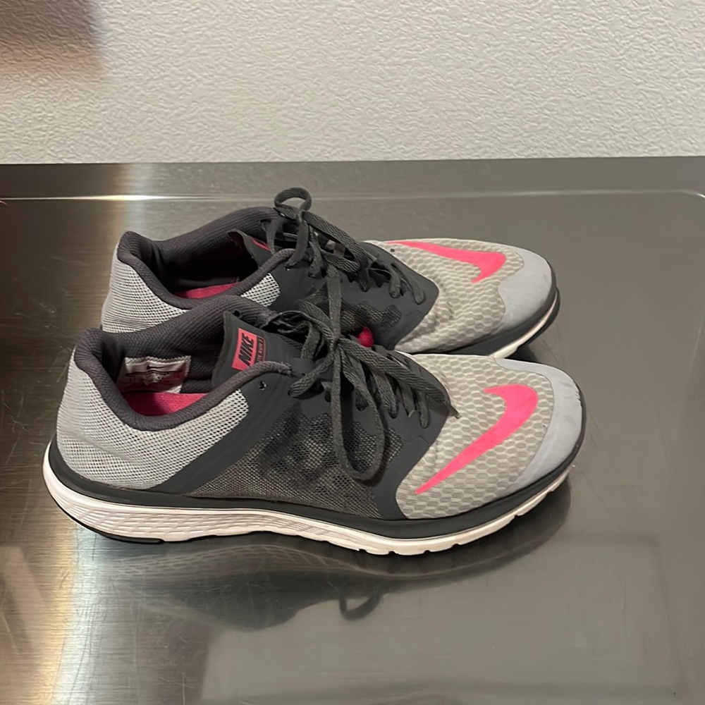 Nike women’s tennis shoes size 9.5